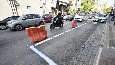 Buscan frenar la reserva ilegal de espacios de estacionamiento en La Plata