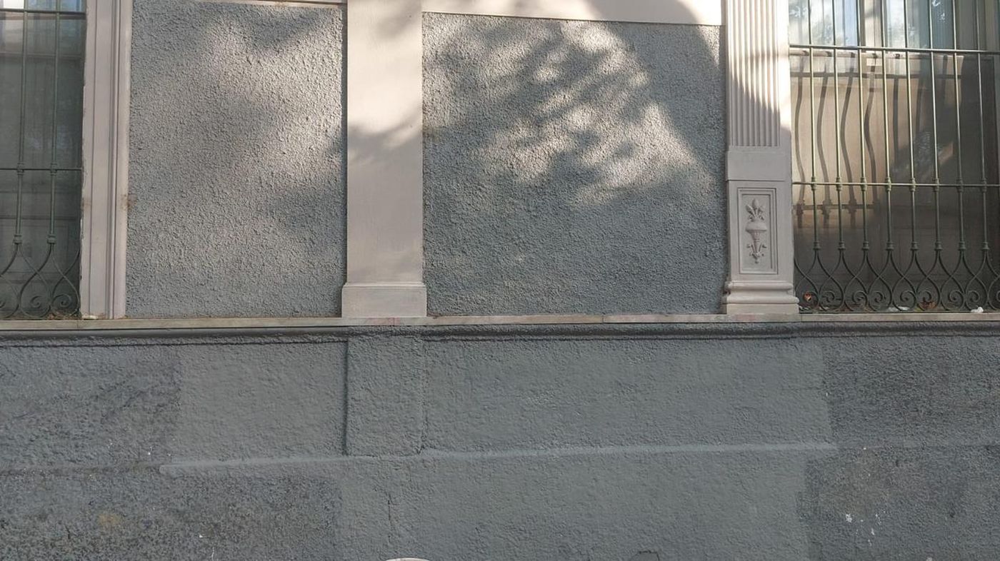 El frente del colegio fue restaurado por personal de la Municipalidad de La Plata tras un nuevo ataque