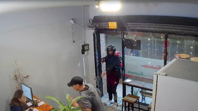 motochorros asaltaron una pizzeria de la plata en menos de un minuto
