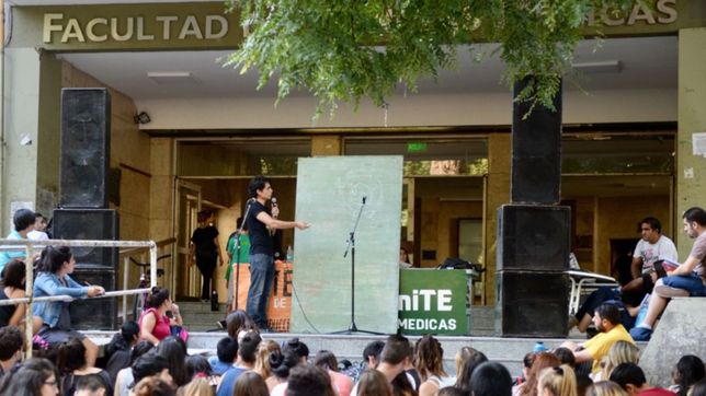protesta de alumnos de medicina que reclaman politicas de permanencia en la facultad