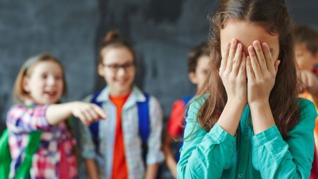 un caso de bullying escolar sacude a la region: la golpearon en el recreo y lo filmaron