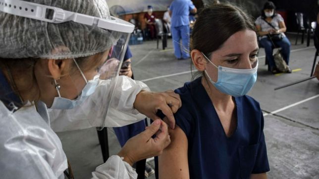 la vacunacion en argentina ante la cepa omicron: ¿cuantas dosis llegaron y cuantas faltan?