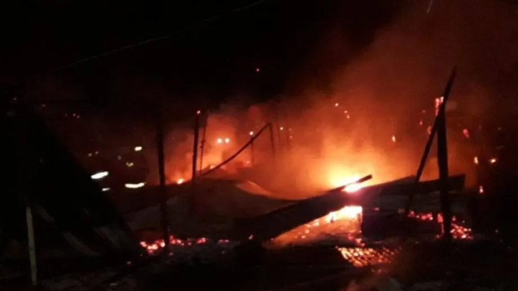 Video: una casa se prendió fuego y la familia perdió todo