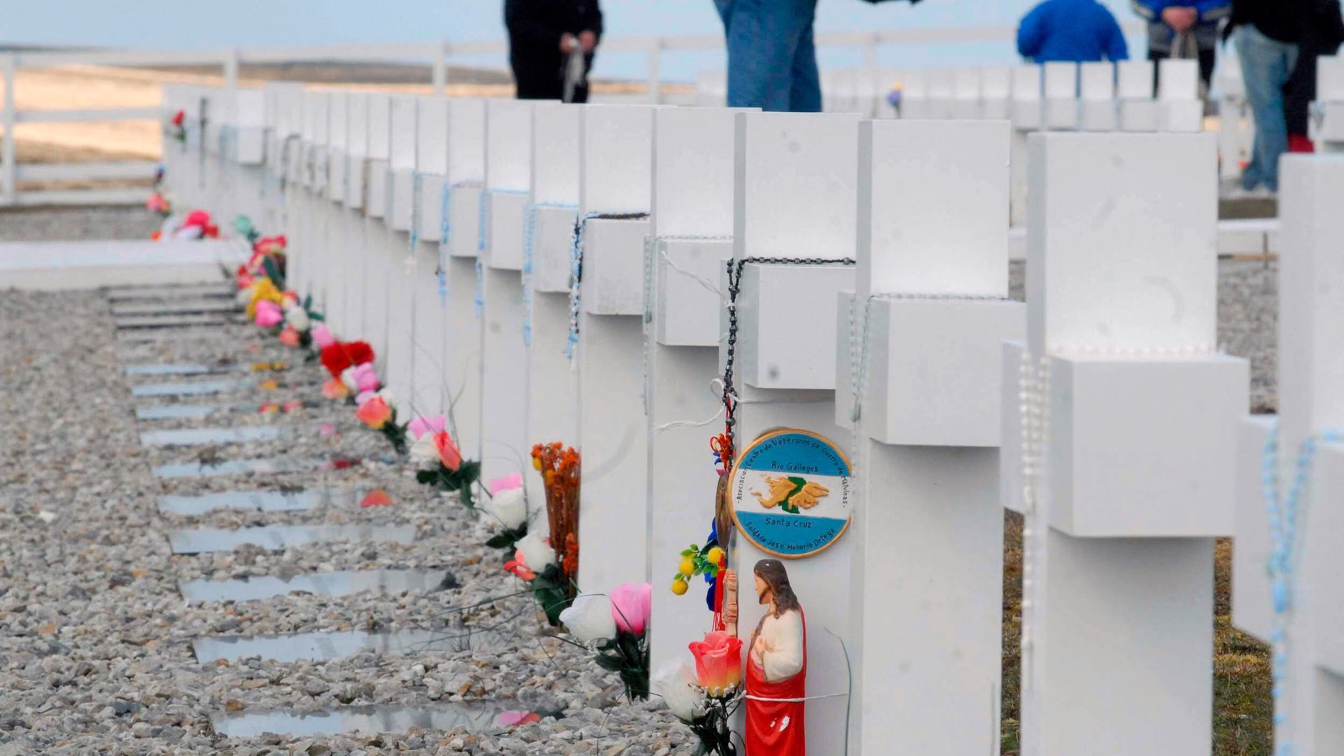 Detectan vandalismo de las tumbas de soldados argentinos en el cementerio de Darwin