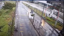 video: despistaron, se incrustaron contra una cabina de peaje y murieron
