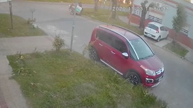 insolito: delincuentes se robaron una tapa de cloaca en la plata y quedaron filmados
