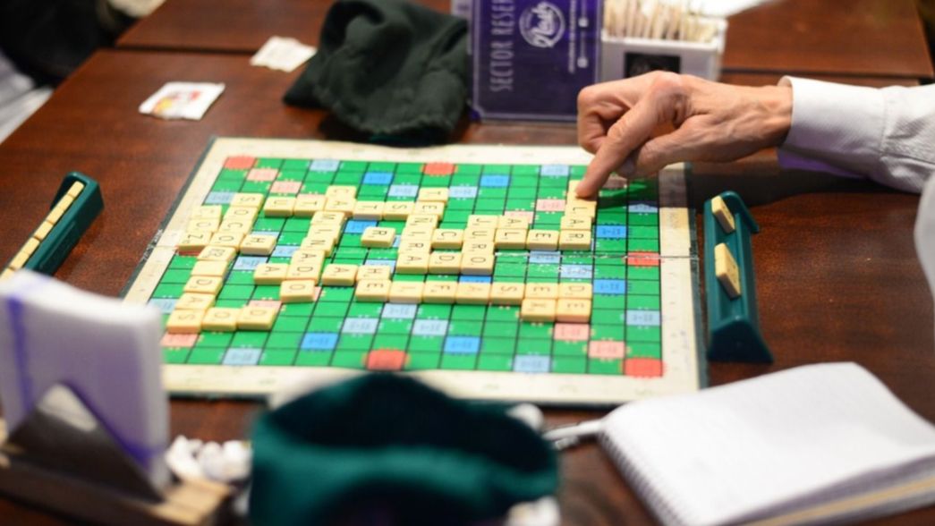 Así es el grupo de fanáticos del Scrabble que se reúne para jugar y aprender