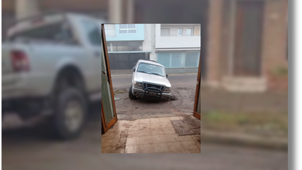 ABSA dejó un pozo abierto en la vereda de su casa y terminó encajado con la camioneta