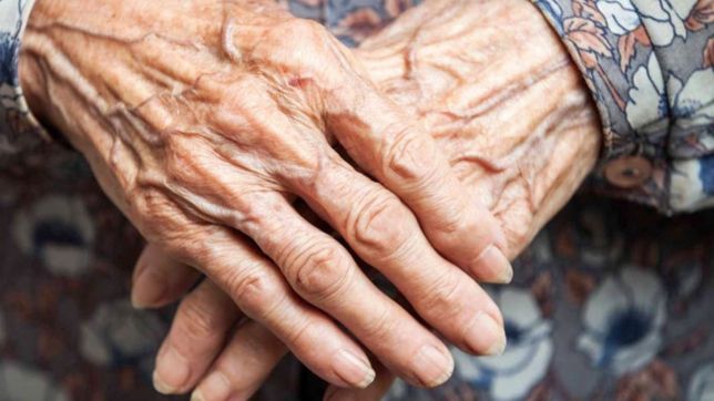 amenazo a una abuela, la arrastro por la calle para llevarse su cartera y termino preso