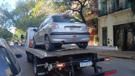removieron el auto que llevaba 3 dias abandonado en doble fila en el centro de la plata removieron el auto que llevaba 3 dias abandonado en doble fila en el centro de la plata