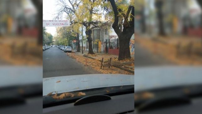 vecinos se enojaron fuerte con taxistas que reservan lugar para estacionar con palos