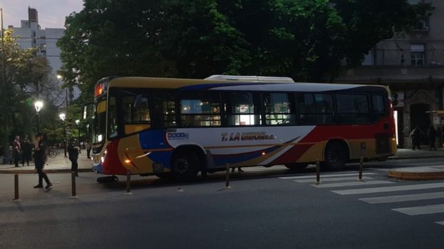 un micro atropello a un joven en bicicleta en pleno centro de la plata y esta grave