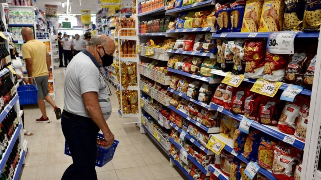 El Gobierno planea sumar a supermercados chinos y almacenes a la “canasta regulada”