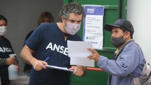 ¿como saber quien cobra el bono que empezo a pagar la anses por las restricciones?