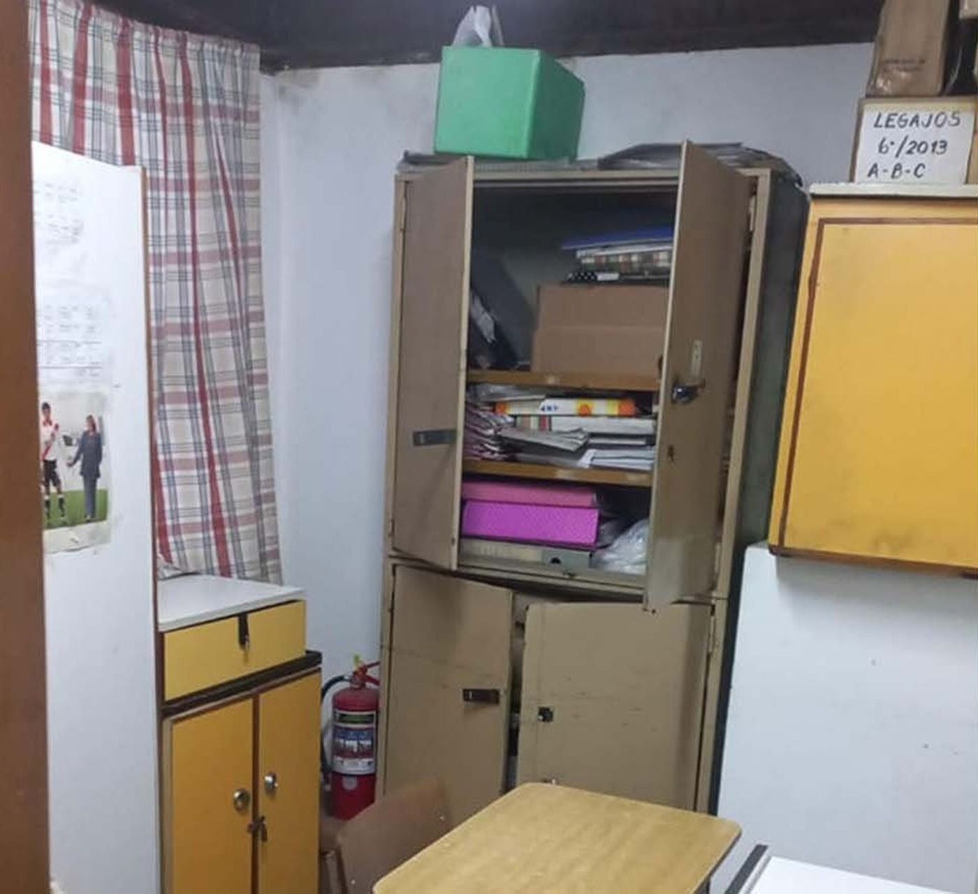 Los delincuentes entraron a la cocina y abrieron puertas buscando metales y otros artículos de valor.