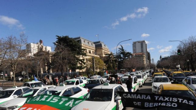 taxistas de la plata y buenos aires coparon el centro contra uber