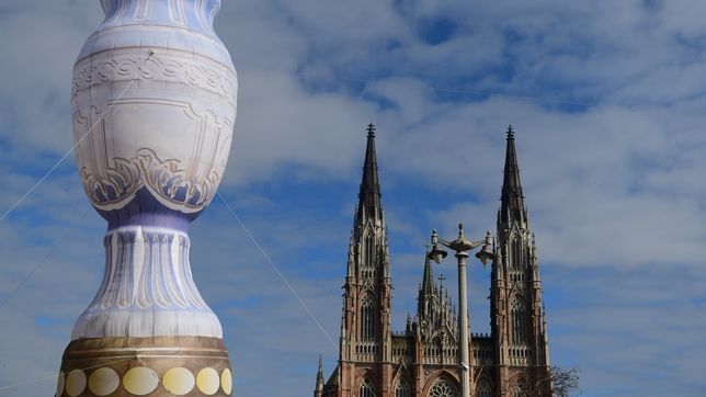 montaron una copa america inflable en plaza moreno para celebrar el nuevo titulo de la seleccion