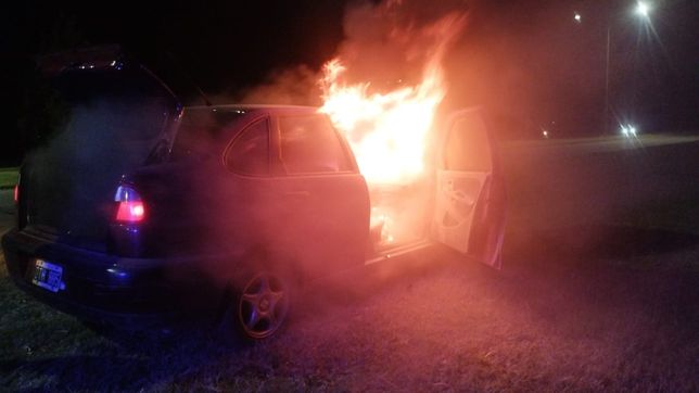 se prendio fuego un auto en el camino a punta lara y genero alarma en la zona