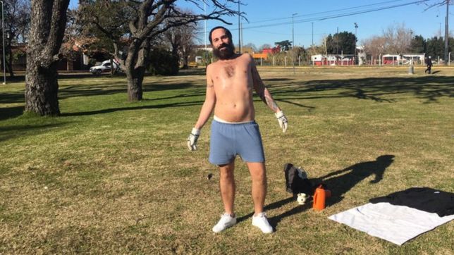 en cuero, pantalon corto y con guantes: rompio la cuarentena en la plata para tomar sol