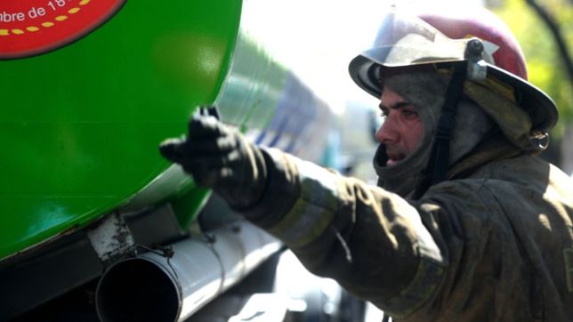 un grave incendio genero temor entre los vecinos de la zona oeste de la plata