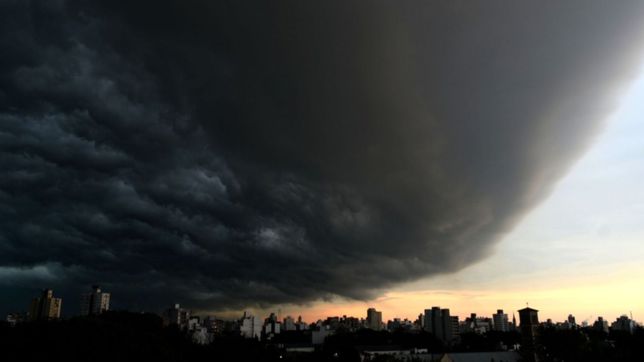 ¿a que hora llegara la fuerte tormenta a la plata?