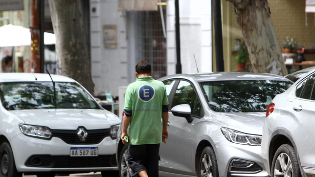 se nego a pagarles a los trapitos por estacionar en la puerta de su casa y lo atacaron
