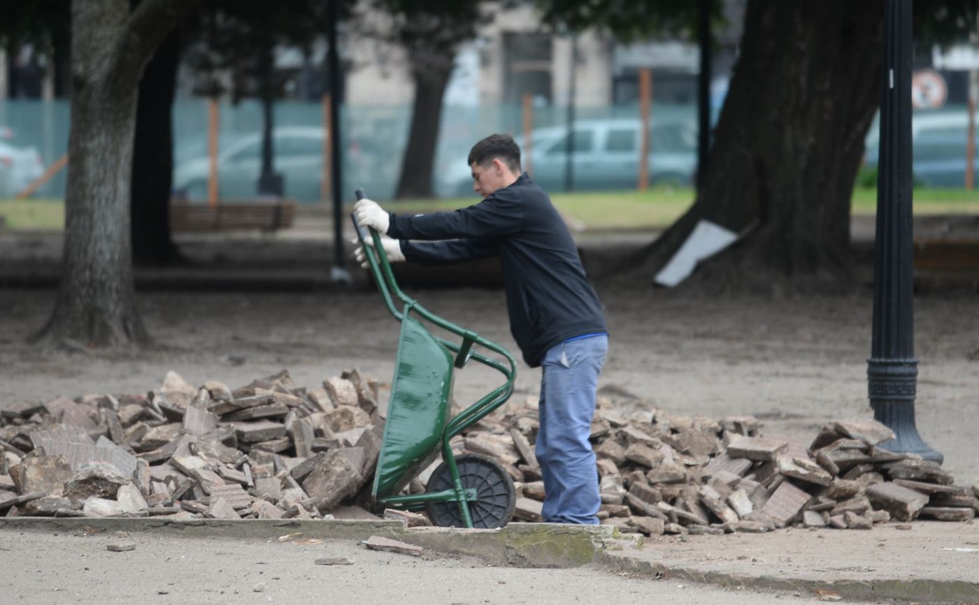 Las obras de remodelación del espacio público en La Plata comenzaron con el levantamiento de baldosas en las plazas Italia y San Martín. Las obras de remodelación del espacio público en La Plata comenzaron con el levantamiento de baldosas en las plazas Italia y San Martín.