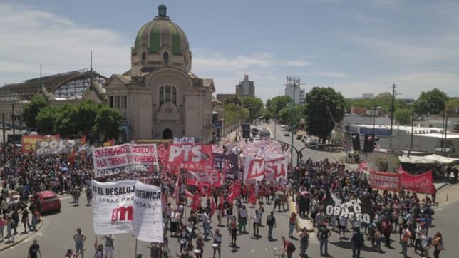 asi fue la marcha convocada por familias de guernica hasta la casa de gobierno en la plata