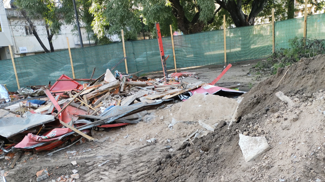 ya derribaron el puesto de comidas de plaza paso y crece la incertidumbre de los trabajadores