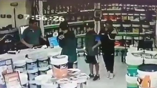 video: tres nenes entraron a una pintureria de la plata, pidieron un vaso de agua y se robaron la recaudacion