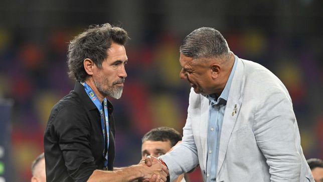 dominguez le esquivo la mirada a tapia al recibir la medalla de campeon