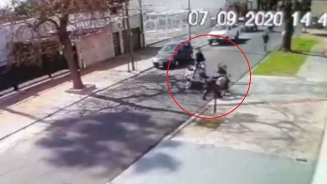 video: dos repartidores se resistieron a las pinas y detuvieron a un ladron
