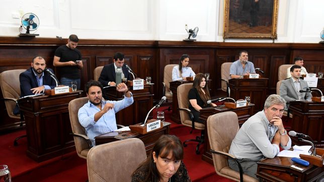 exploto la polemica por el pase a planta permanente en el municipio