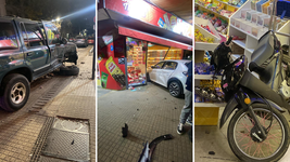una camioneta y un auto destrozaron una moto y un kiosco tras un terrible accidente en pleno centro una camioneta y un auto destrozaron una moto y un kiosco tras un terrible accidente en pleno centro