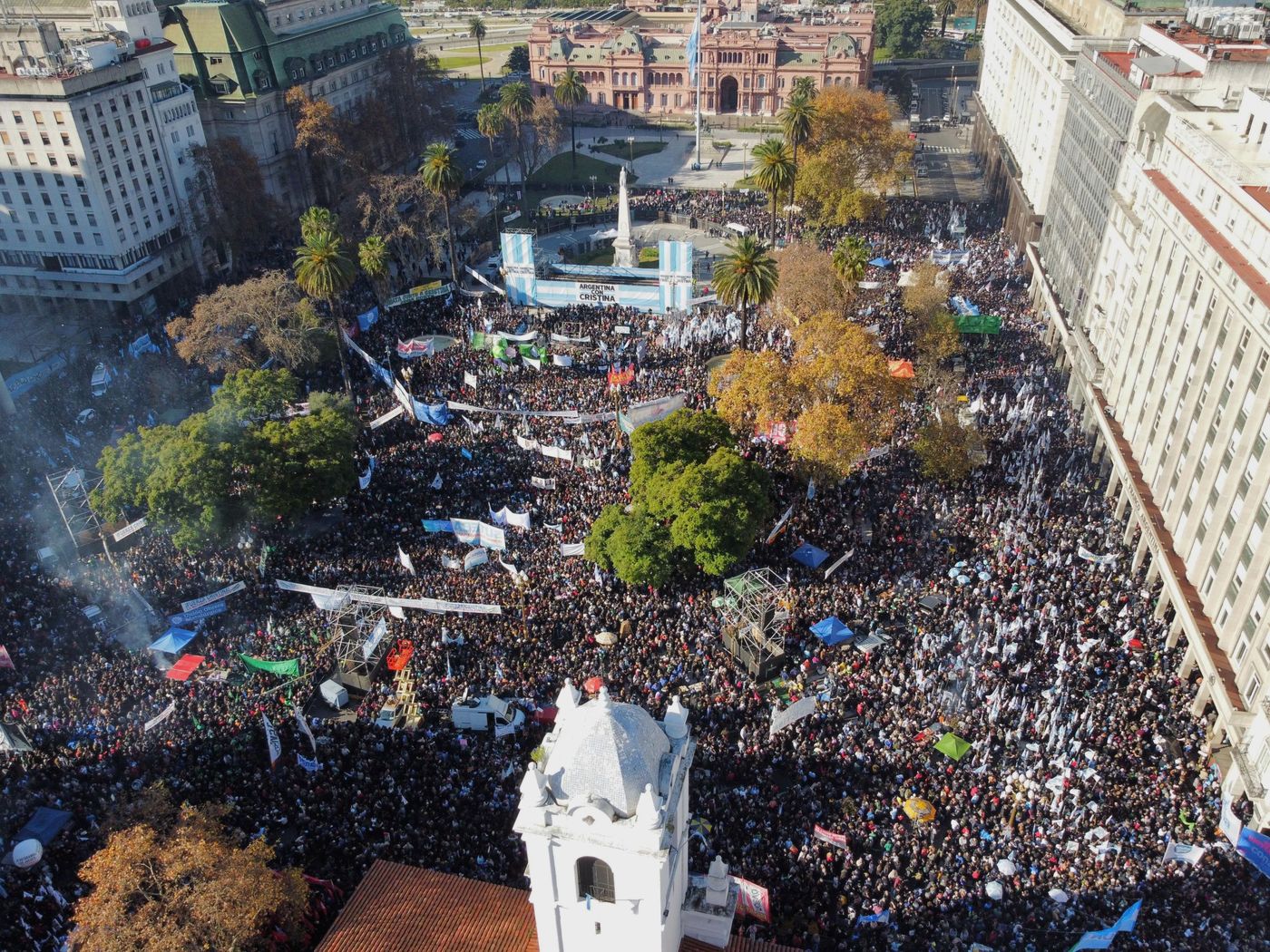 La Plaza de Mayo repleta escuch&oacute; el mensaje grabado por Cristina Kirchner