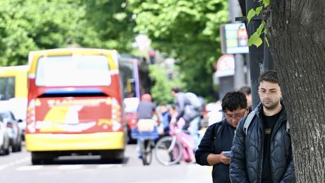 Tras 4 días con frecuencias reducidas, los vecinos de La Plata suman fuertes reclamos por la falta de micros Tras 4 días con frecuencias reducidas, los vecinos de La Plata suman fuertes reclamos por la falta de micros