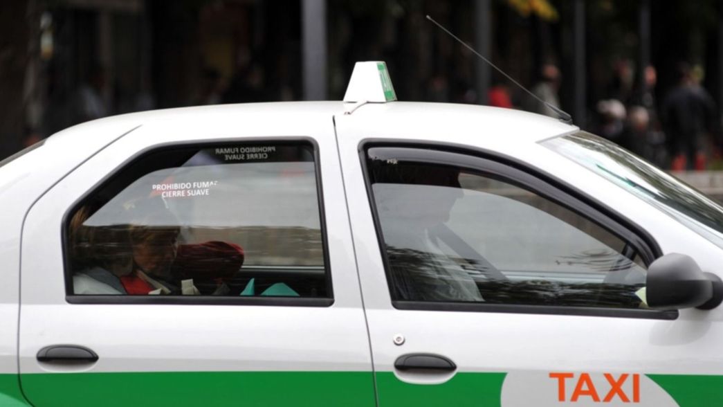 Los taxistas de La Plata podrán hacer viajes con UBER
