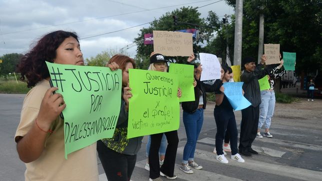 alumnos del profesor baleado en la plata se movilizaron para pedir justicia