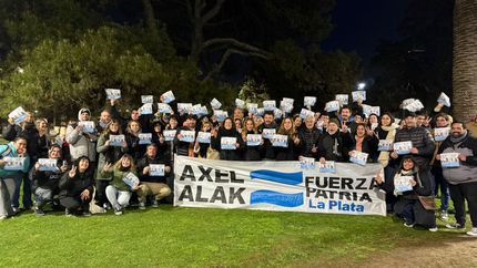 Fuerza Patria cerró su campaña en La Plata con el reparto de boletas