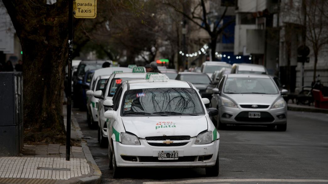 Un lapidario informe muestra la fuerte caída de la actividad de los taxis en La Plata