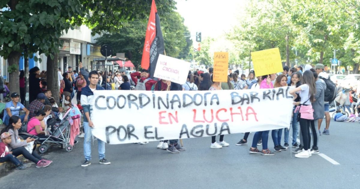 Los vecinos de La Plata se hartaron de la falta de agua y marcharon ...