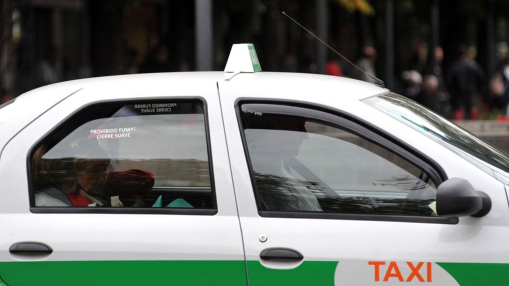 Un taxista discutió con un mecánico a metros de la Terminal de La Plata y lo amenazó con un arma