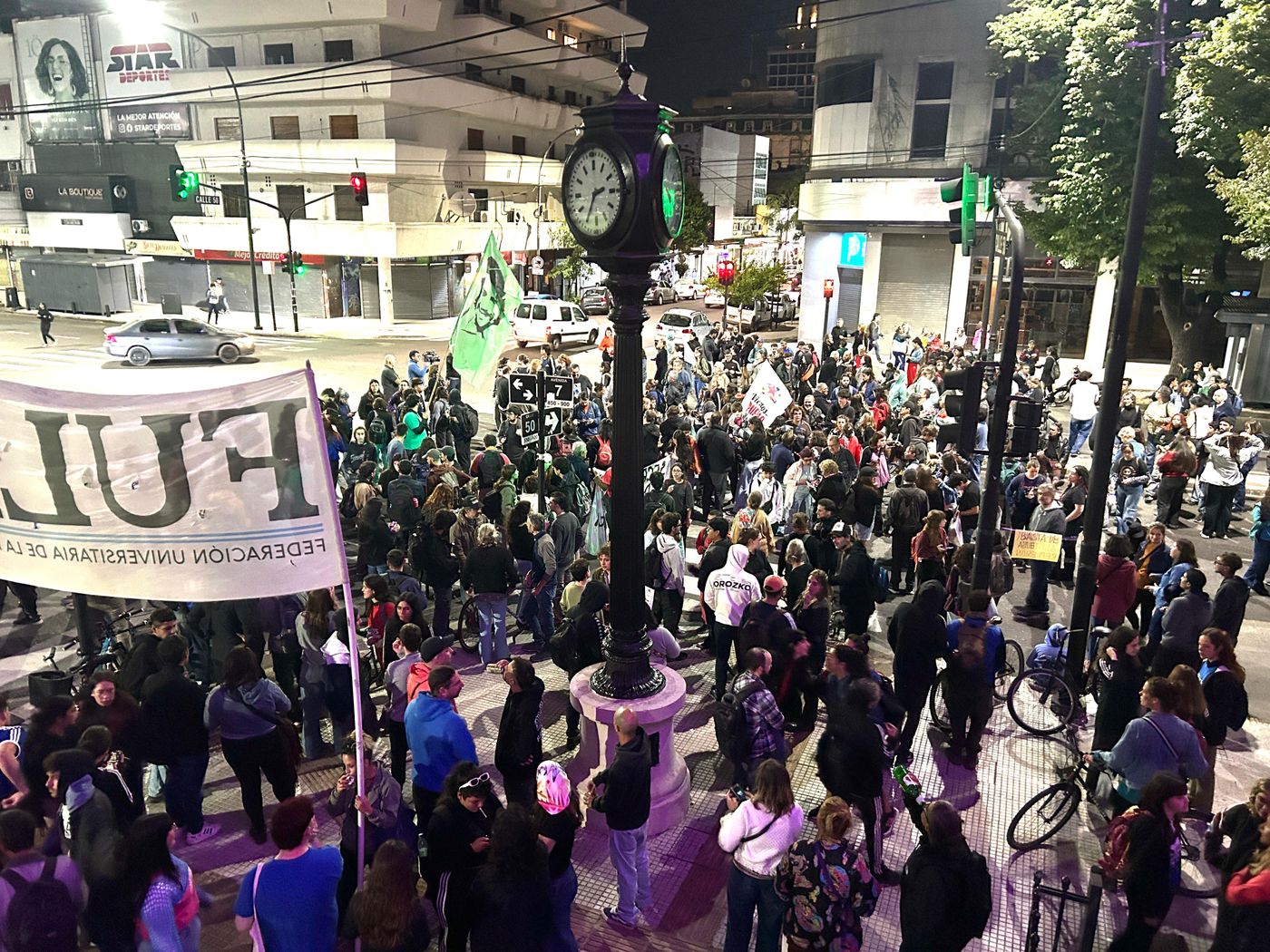 Protesta cacerolazo 7 y 50 contra la represión a jubilados.jpeg