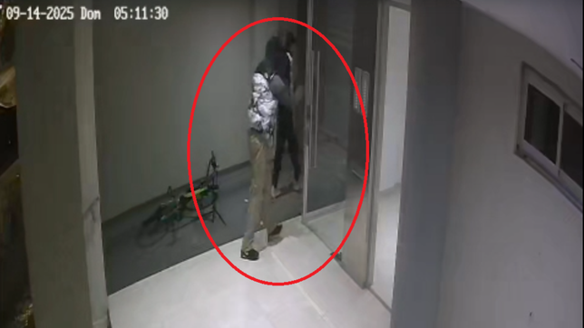 rompieron la puerta de un edificio de la plata para robar, no encontraron nada y quedaron escrachados