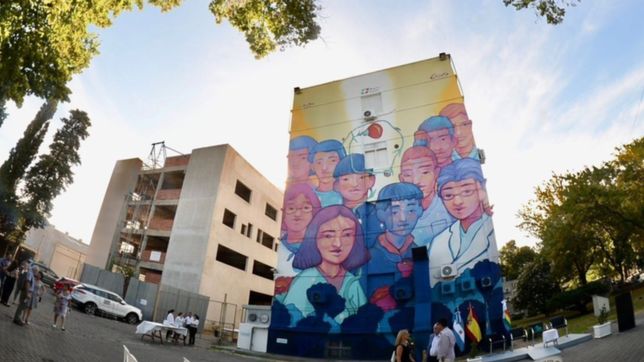 inauguraron uno de los murales mas altos de la plata en el hospital espanol