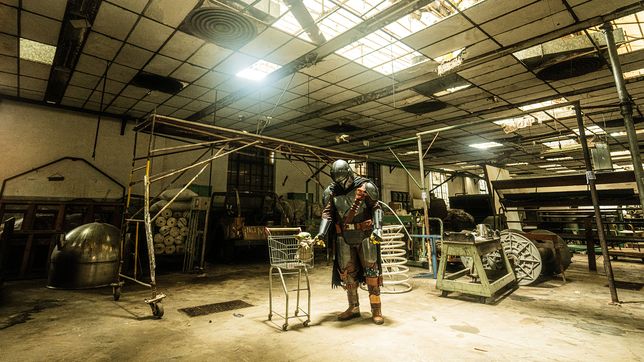 las increibles fotos del mandalorian en la fabrica cita en el dia internacional de star wars