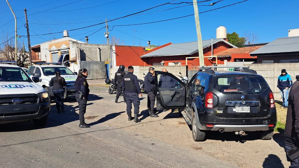 Un ladrón de 17 años chocó contra un poste mientras escapaba de la Policía en una camioneta robada