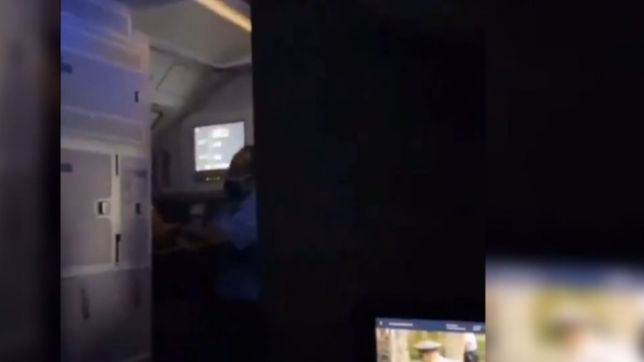 video: un pasajero ataco a la tripulacion y quiso abrir la puerta del avion en pleno vuelo