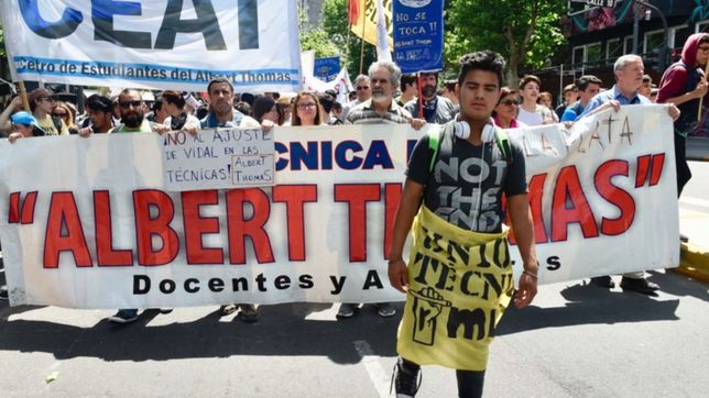 cientos de estudiantes marcharon por la ciudad en defensa de las escuelas tecnicas