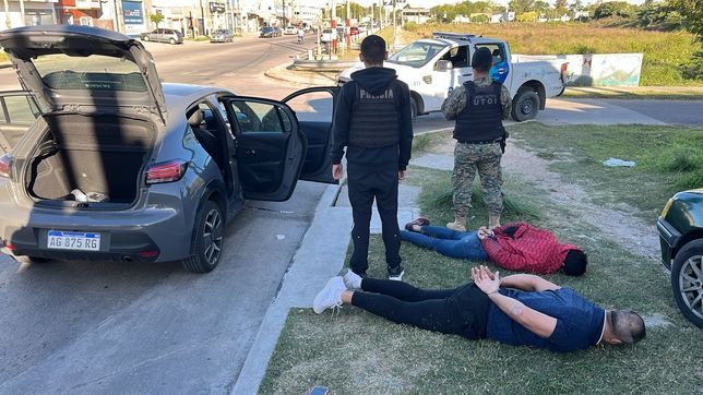 aceleraron al ver a un patrullero, la policia los persiguio y los detuvo con 20 gramos de cocaina